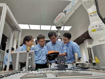 領(lǐng)跑智能工廠建設(shè)的尖兵——記陜鈾公司溫偉省級(jí)技能大師工作室在計(jì)算機(jī)軟件技術(shù)開發(fā)領(lǐng)域的成就